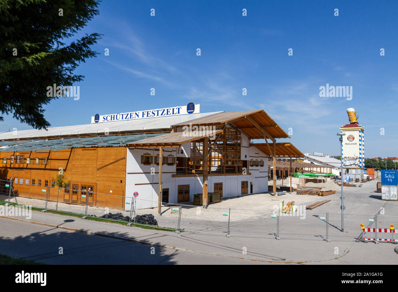 Le site de l'Oktoberfest de Munich (le plus grand festival de la bière) en construction (en juillet 2019), Theresienwiese, Munich, Bavière, Allemagne. Banque D'Images