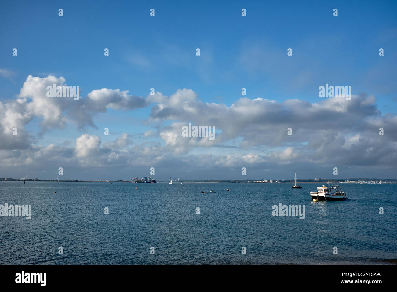 Un petit bateau amarré sur le Solent dans la Manche vu de Calshot plage un matin de janvier, Southampton, UK Banque D'Images