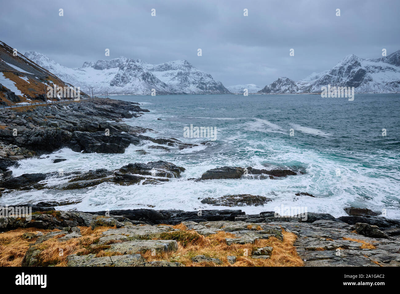 Mer de Norvège vagues sur côte rocheuse de îles Lofoten, Norvège Banque D'Images