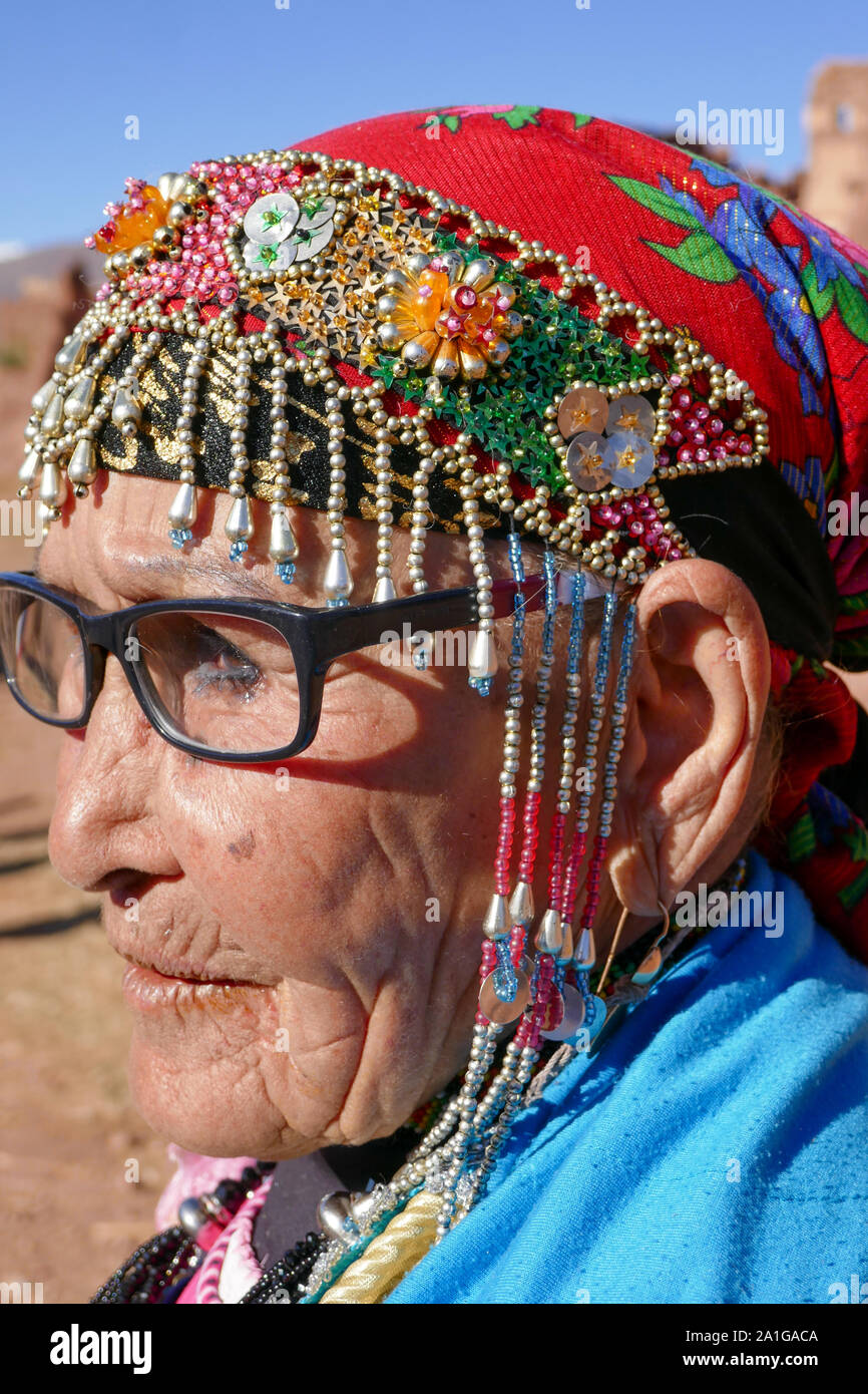 Portrait de vieille femme en costume traditionnel à Telhouet, Maroc Banque D'Images
