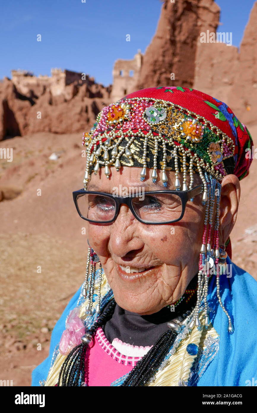 Portrait de vieille femme en costume traditionnel à Telhouet, Maroc Banque D'Images