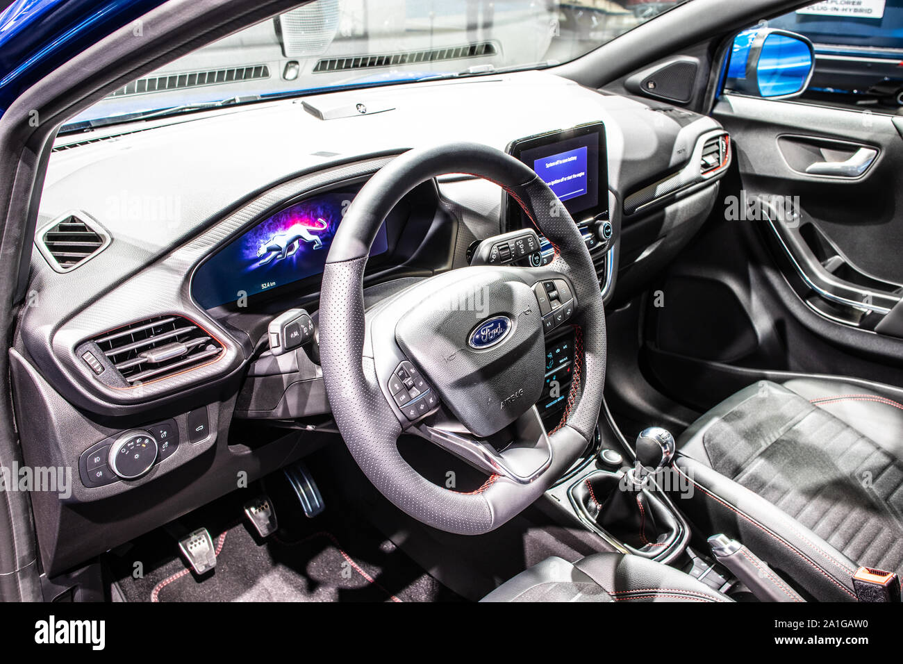 Francfort, Allemagne, nov 2019 : bleu métal Ford Ecoboost Puma Hybrid à l'IAA, la sous-compacte moderne brillante SUV crossover produite par Ford Motor Company Banque D'Images