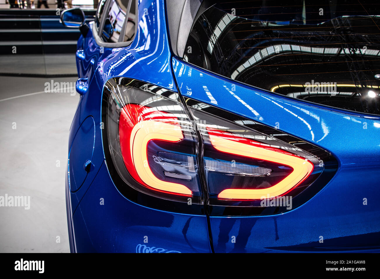 Francfort, Allemagne, nov 2019 : bleu métal Ford Ecoboost Puma Hybrid à l'IAA, la sous-compacte moderne brillante SUV crossover produite par Ford Motor Company Banque D'Images