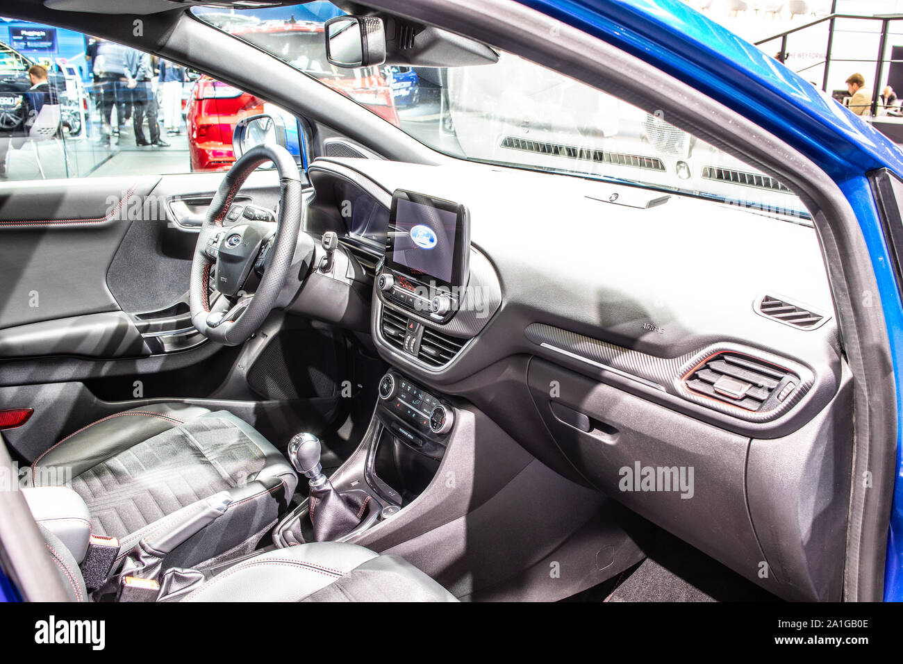 Francfort, Allemagne, nov 2019 : bleu métal Ford Ecoboost Puma Hybrid à l'IAA, la sous-compacte moderne brillante SUV crossover produite par Ford Motor Company Banque D'Images