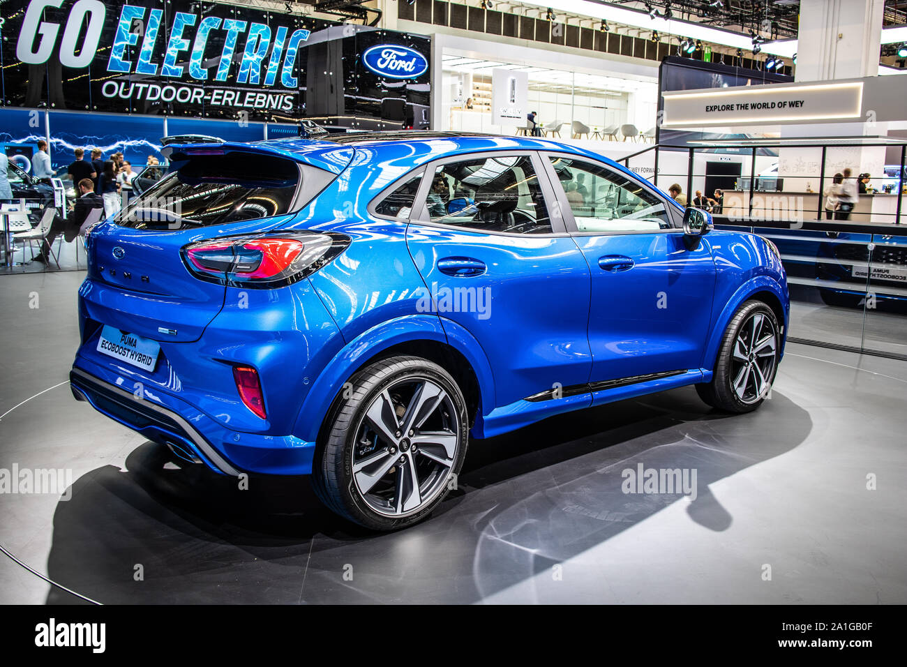 Francfort, Allemagne, nov 2019 : bleu métal Ford Ecoboost Puma Hybrid à l'IAA, la sous-compacte moderne brillante SUV crossover produite par Ford Motor Company Banque D'Images