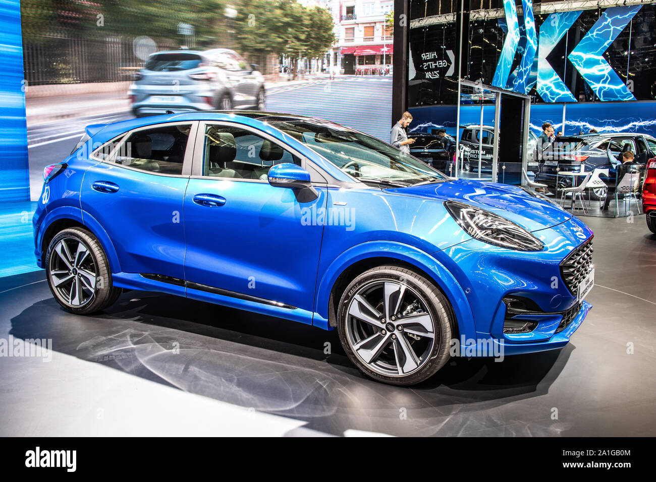 Francfort, Allemagne, nov 2019 : bleu métal Ford Ecoboost Puma Hybrid à l'IAA, la sous-compacte moderne brillante SUV crossover produite par Ford Motor Company Banque D'Images