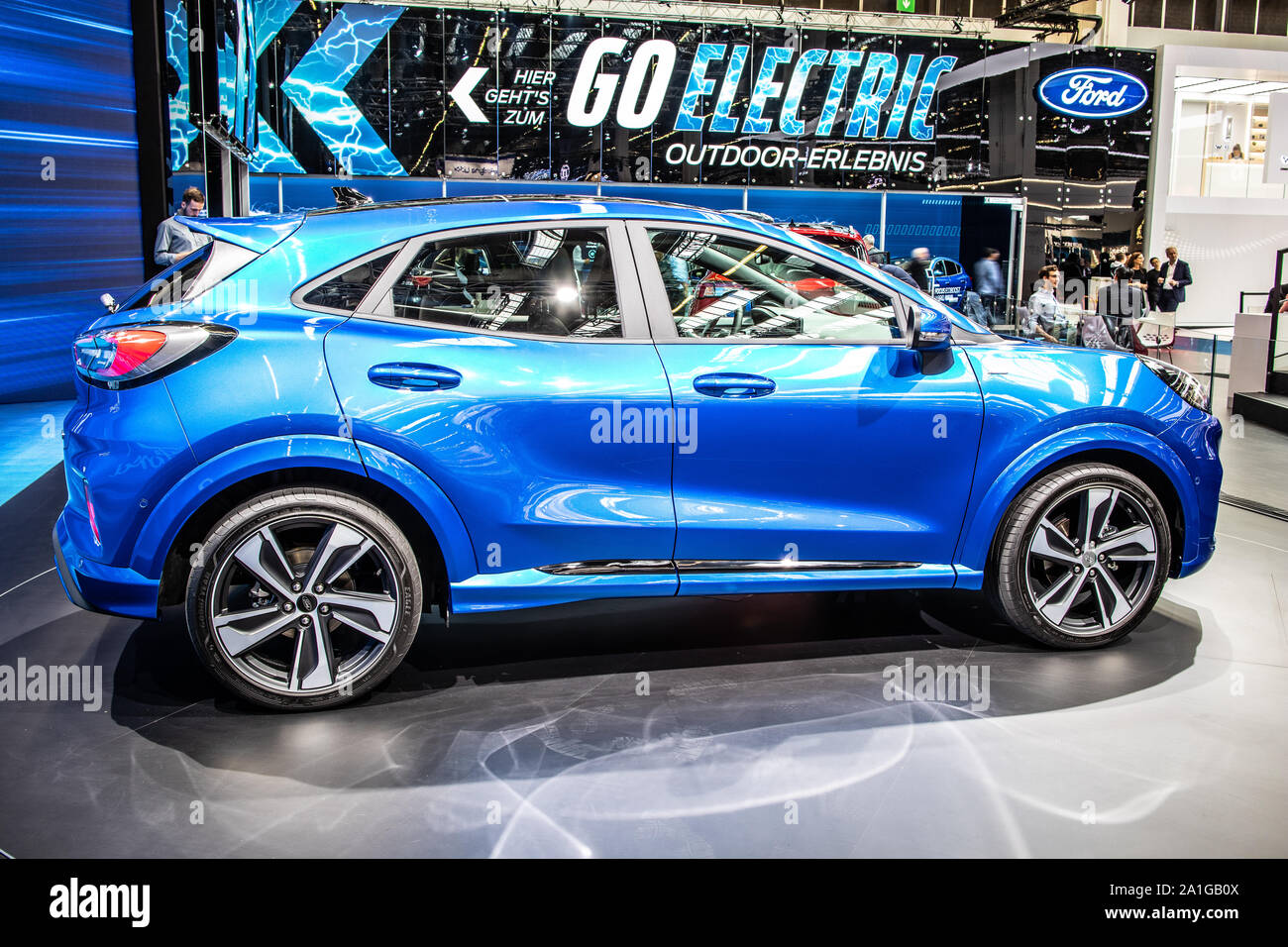 Francfort, Allemagne, nov 2019 : bleu métal Ford Ecoboost Puma Hybrid à l'IAA, la sous-compacte moderne brillante SUV crossover produite par Ford Motor Company Banque D'Images