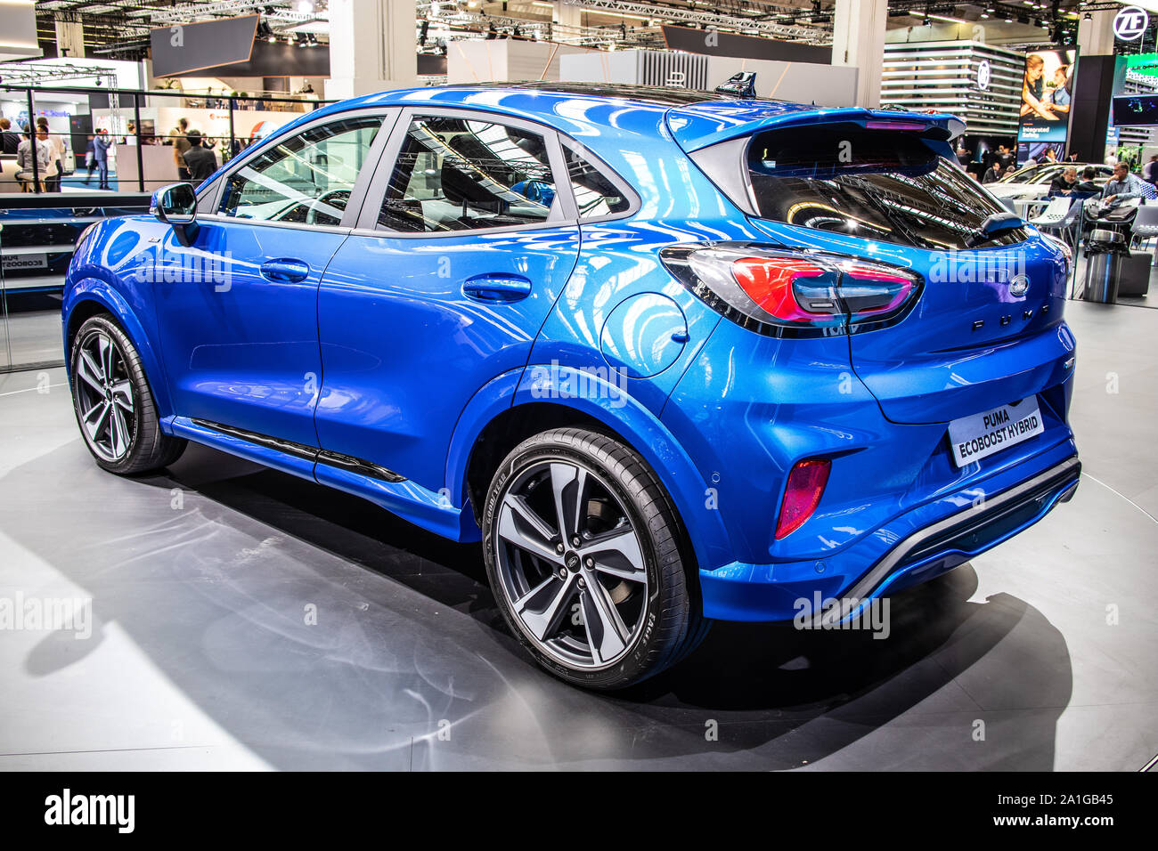 Francfort, Allemagne, nov 2019 : bleu métal Ford Ecoboost Puma Hybrid à l'IAA, la sous-compacte moderne brillante SUV crossover produite par Ford Motor Company Banque D'Images