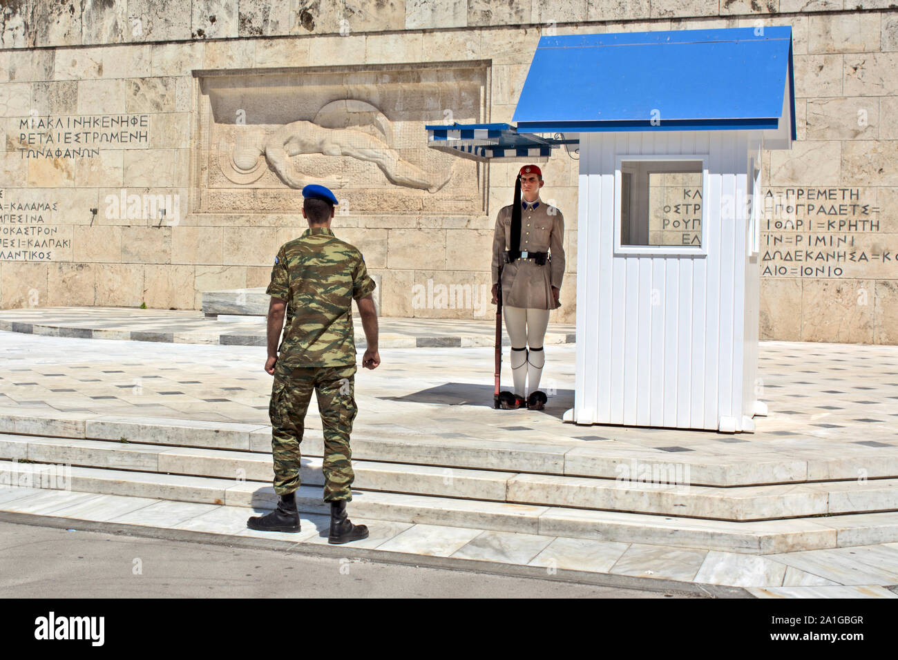 Athènes, Grèce - 04 juin 2016 Evzonese (garde présidentielle) veillent sur un monument à un soldat inconnu devant un parlement grec buildi Banque D'Images