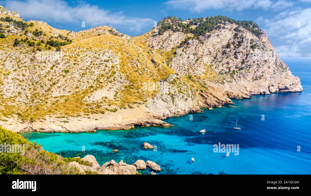 Belle vue sur la côte des falaises avec eau turquoise et yachts. Plage de Cala Figuera sur Cap de Formentor, Majorque, Espagne Banque D'Images