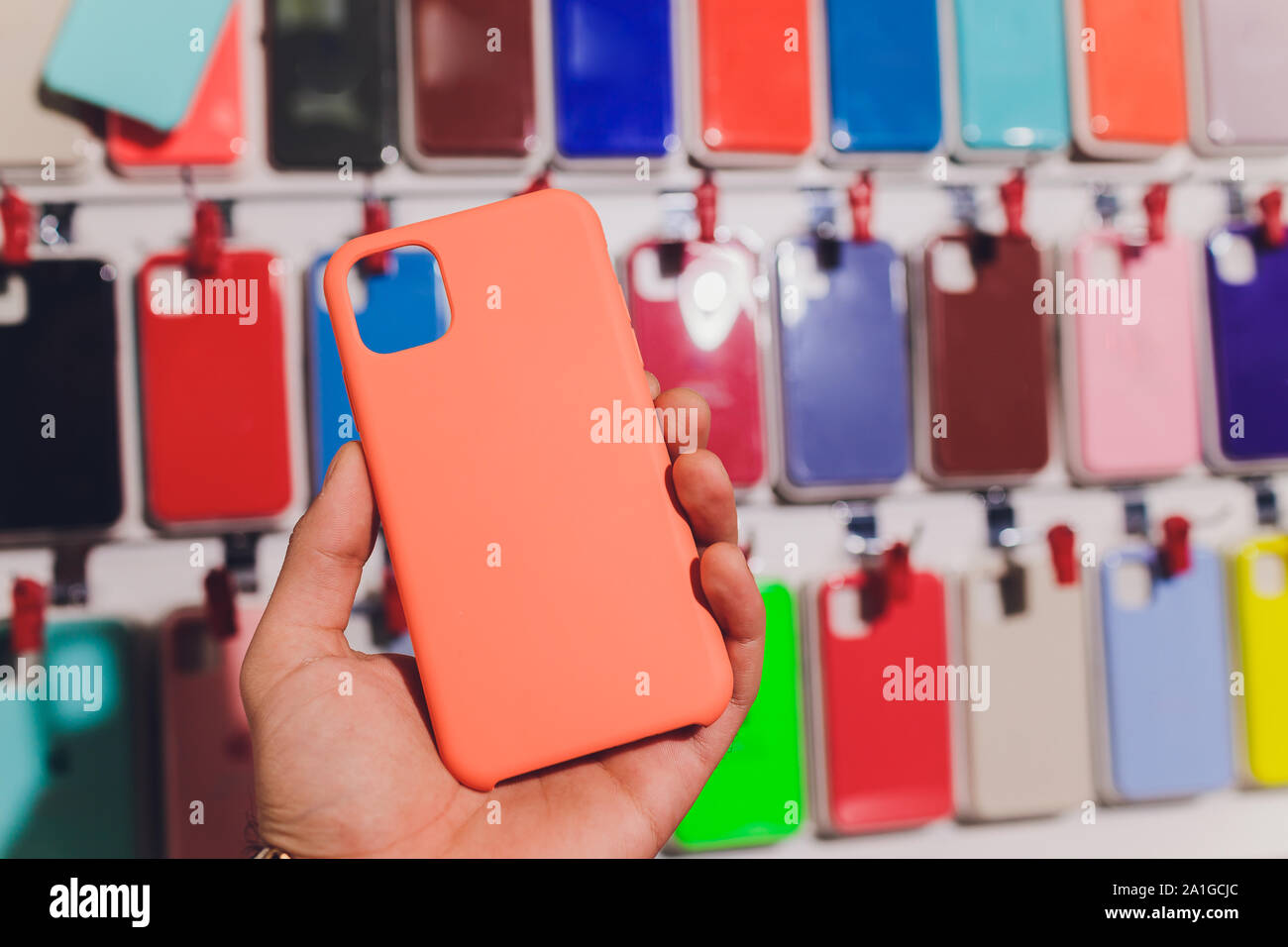 Cas Téléphone coloré en vente dans les magasins de téléphones mobiles Photo  Stock - Alamy