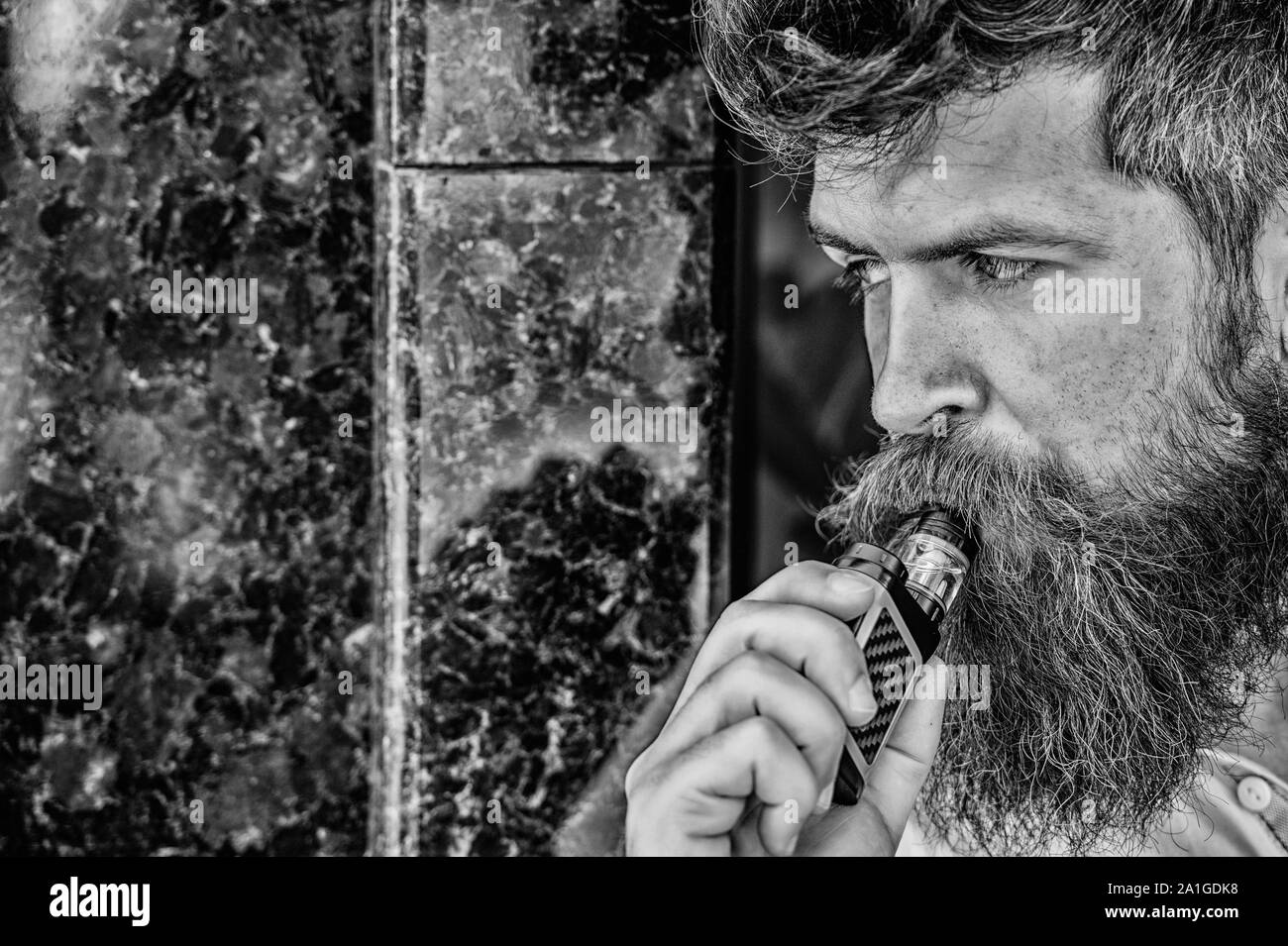 Homme barbu fumeurs vape. Homme avec barbe expirer la fumée. Fumer la cigarette  électronique. Stress Relief concept. Dispositif de fumer. Homme longue  barbe détendue avec habitude de fumer. Des nuages de fumée