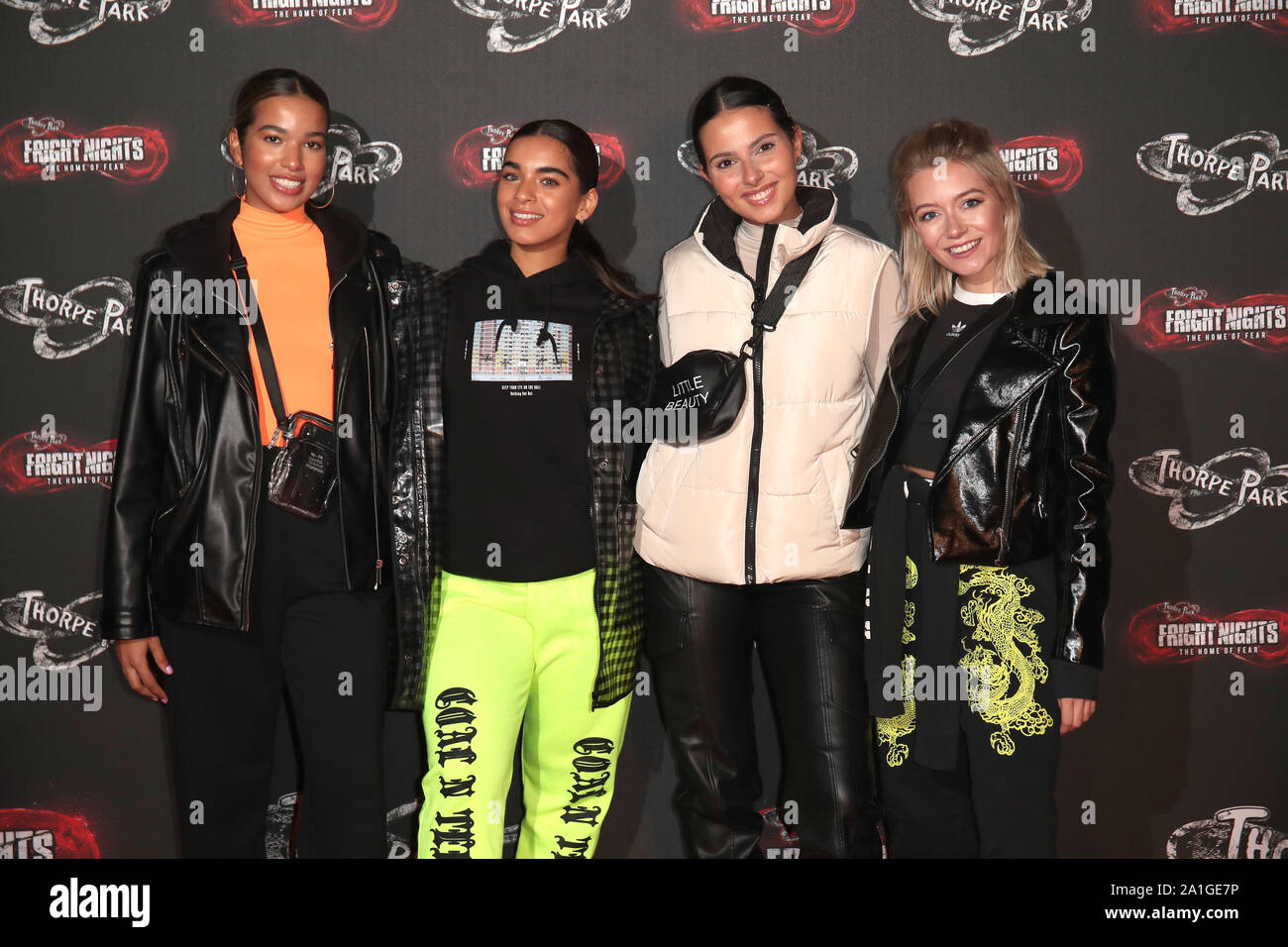 Groupe de fille de quatre diamants arrivent à Thorpe Park Resort lors du lancement de la peur la nuit. Banque D'Images