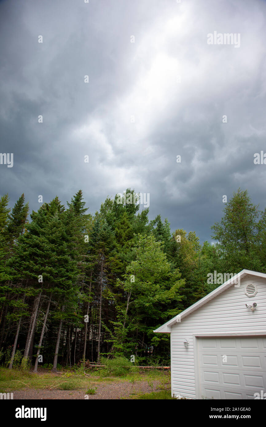 Un garage à la maison avec une tempête venue et sombres nuages Banque D'Images