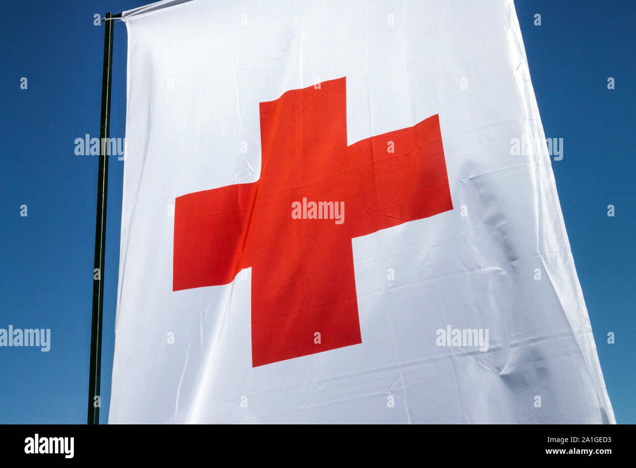 Croix rouge drapeau international contre le ciel bleu Banque D'Images