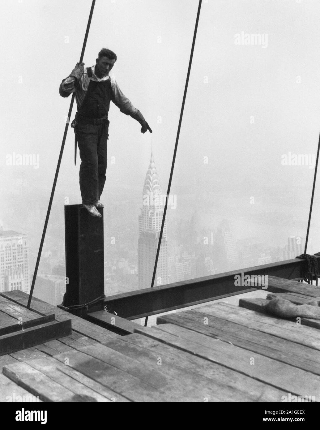 Lewis Hine métallurgiste debout sur un faisceau donne l'illusion de toucher la pointe du Chrysler Building Banque D'Images