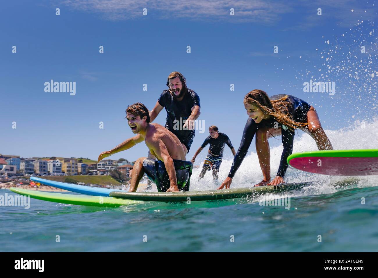 Les surfeurs ont une vague à Bondi Beach Sydney Australie Banque D'Images