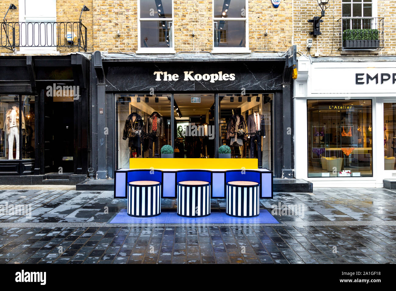 Un banc par artiste Camille Walala sur South Molton Street, London, UK Banque D'Images