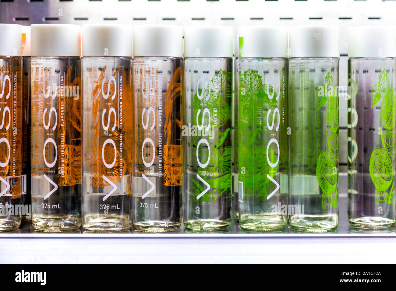 Bouteilles en verre de Voss eaux minérales aromatisées sur une étagère dans  un magasin, London, UK Photo Stock - Alamy
