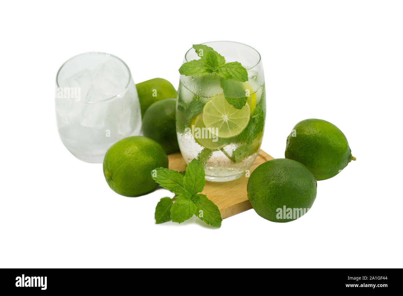 Mojito cocktail avec de la chaux et de menthe dans le verre pendant des jours chauds et bons pour la santé blanc isolé , clipping path Banque D'Images