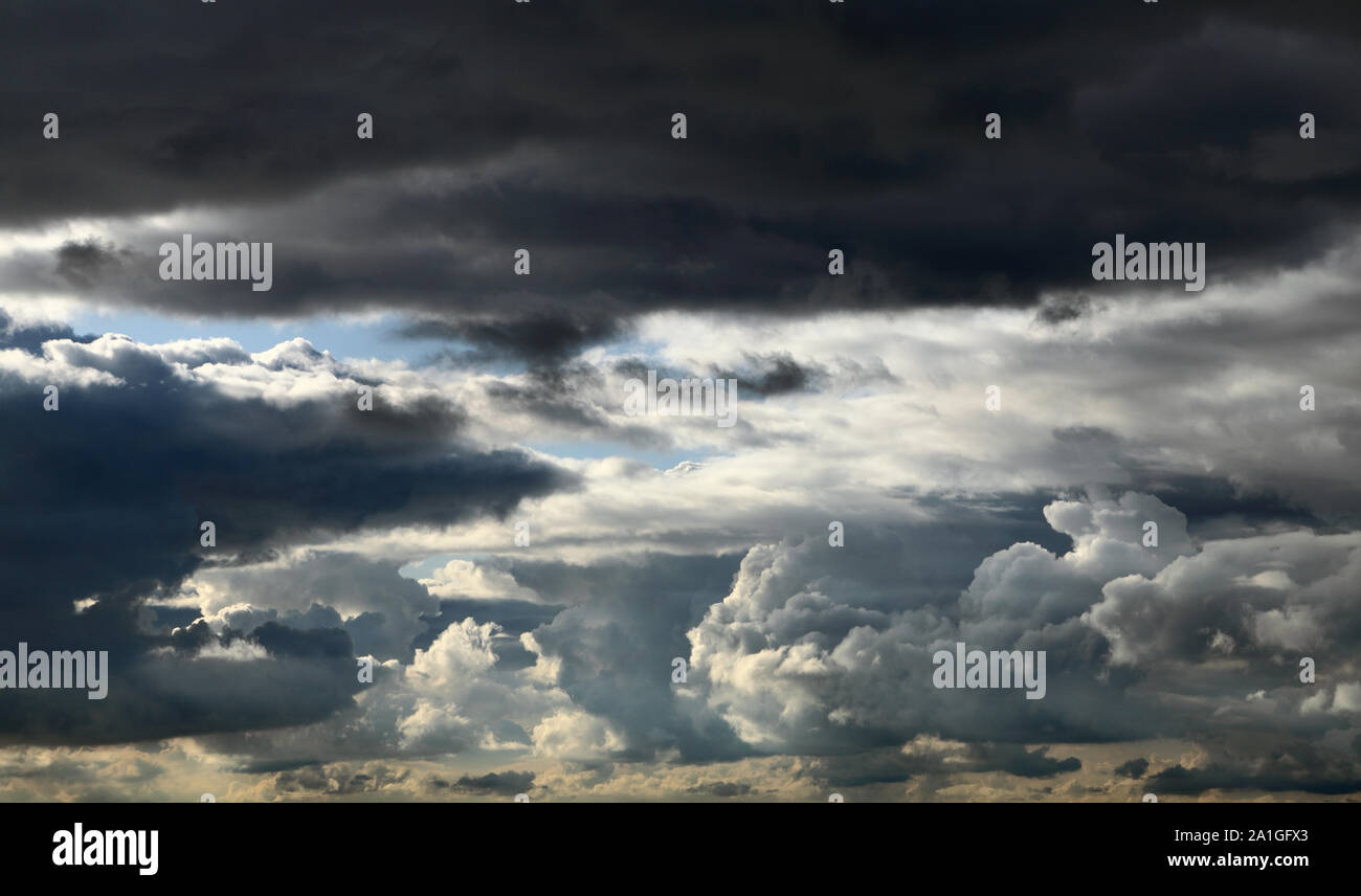 Dark, nuage, nuages, ciel d'orage, le ciel, la formation, la pluie menace, roulement, météorologie Banque D'Images