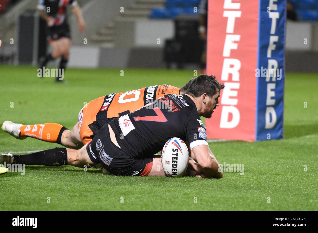 26 SEPTEMBRE 2019 , Stade AJ Bell, Salford, Angleterre ; Betfred Super League Rugby, de l'éliminateur de ronde 2, Salford Red Devils vs Castleford Tigers ; Tyrone McCarthy (17) Diables Rouges de Salford marque un essai rendant 4-0 Crédit : Richard Long/News Images Banque D'Images