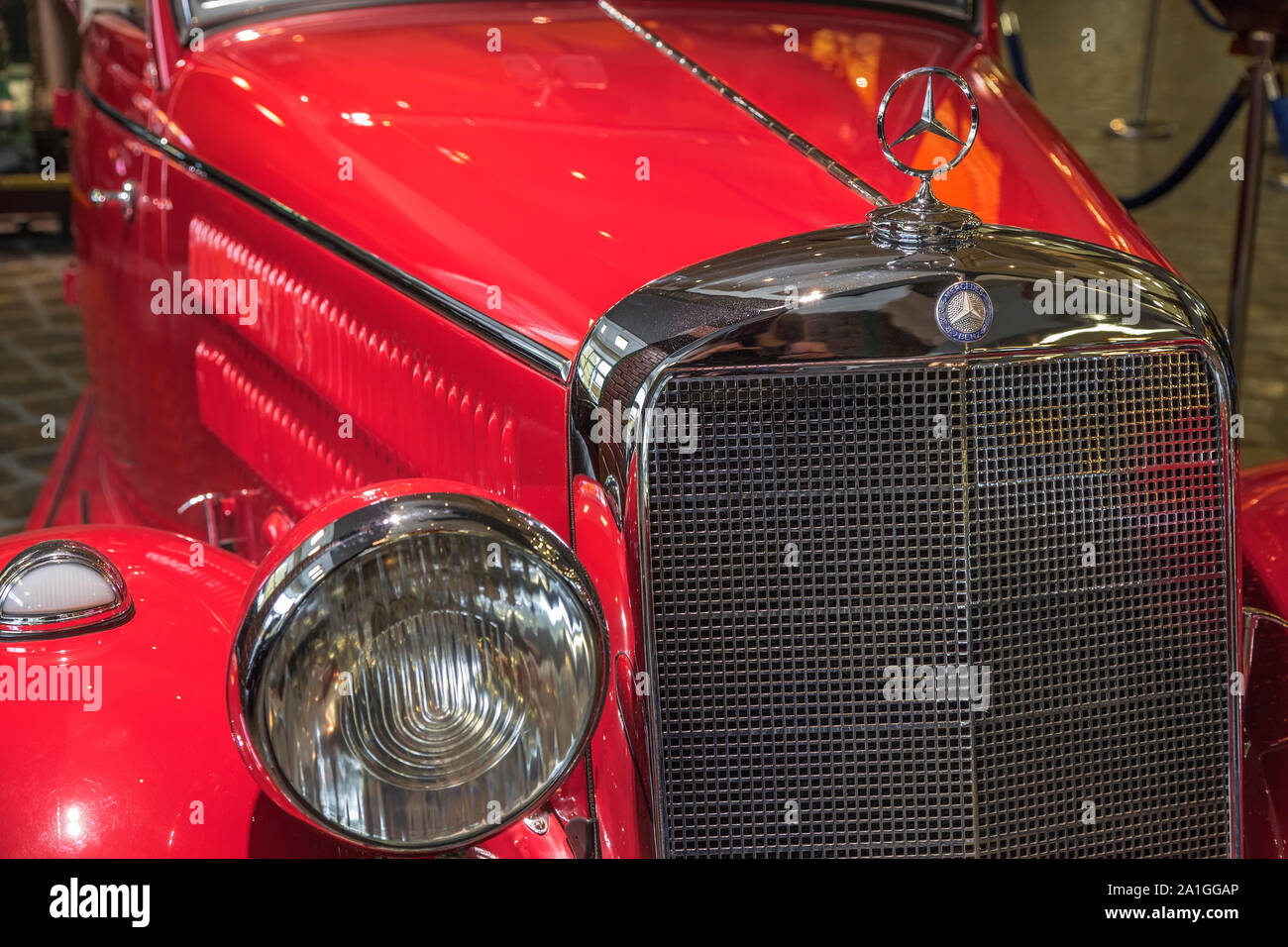 Moscou, Russie - le 24 avril 2016 : emblème de calandre, les feux avant et Mercedes-Benz 170 Cabriolet Banque D'Images