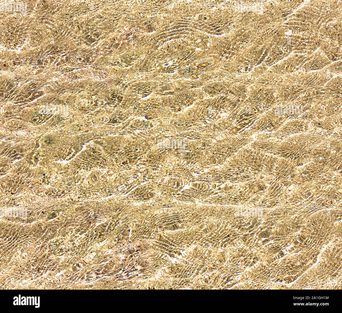 Seamless texture d'eau claire sur fond de sable. Modèle reproductible d'ondes avec reflets de lumière Banque D'Images