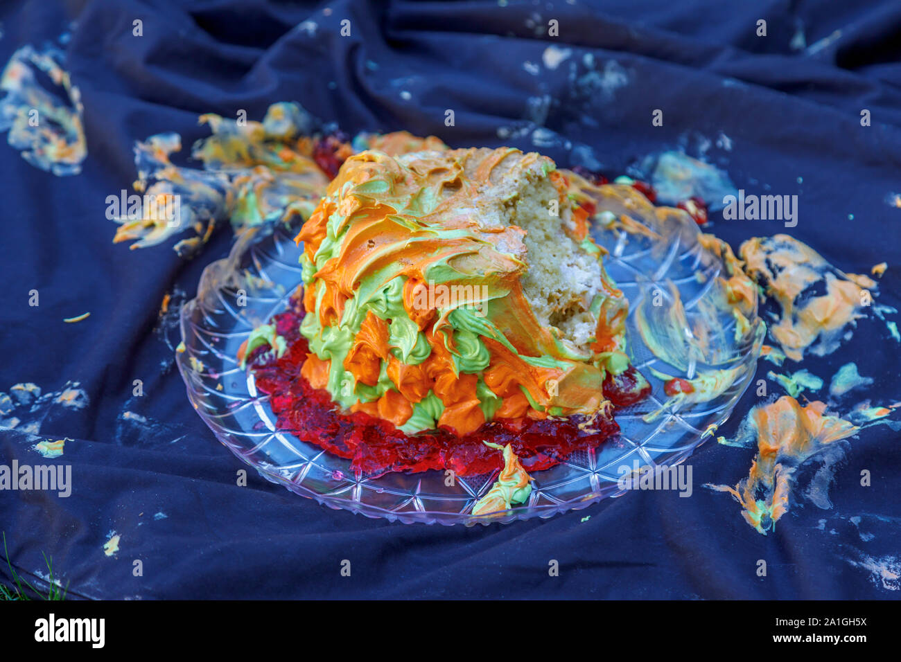 Gâteau glacé coloré mutilés après un premier anniversaire de l'enfant partie cake smash Banque D'Images