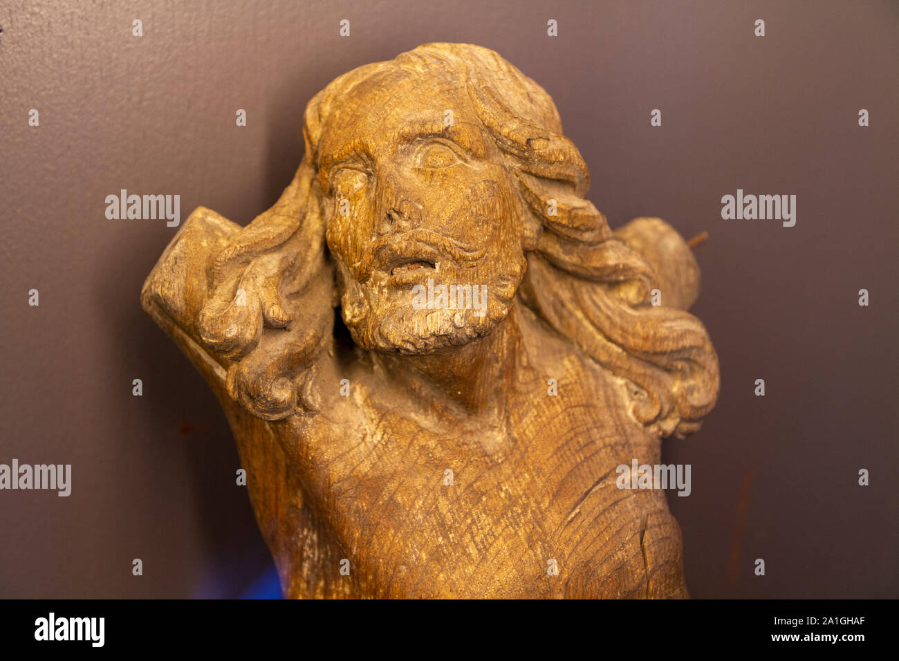 A broken statue en bois de Jésus Christ dans le musée de la Nécropole de Notre-Dame de Lorette - un mémorial de la SECONDE GUERRE MONDIALE (1914-1918). Banque D'Images A broken statue en bois de Jésus Christ dans le musée de la Nécropole de Notre-Dame de Lorette - un mémorial de la SECONDE GUERRE MONDIALE (1914-1918). Banque D'Images