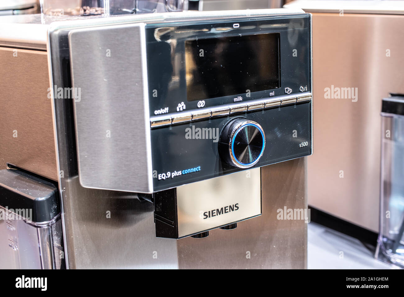 Berlin, Allemagne, nov 2019 Siemens Machine à café tasse de haricots Ligne EQ, Siemens Pavillon des expositions showroom, Innovations globales montrent CDI 2019 Banque D'Images