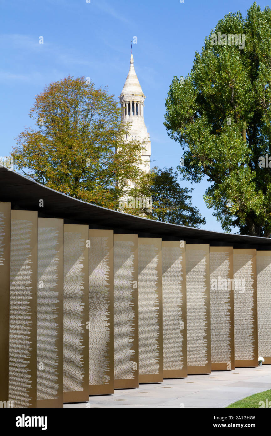 Joint torique du souvenir avec les noms de plus de 580 000 soldats dans le nord de la France en 1914-1918. Nécropole de Notre-Dame-de-Lorette, mémorial de la Banque D'Images