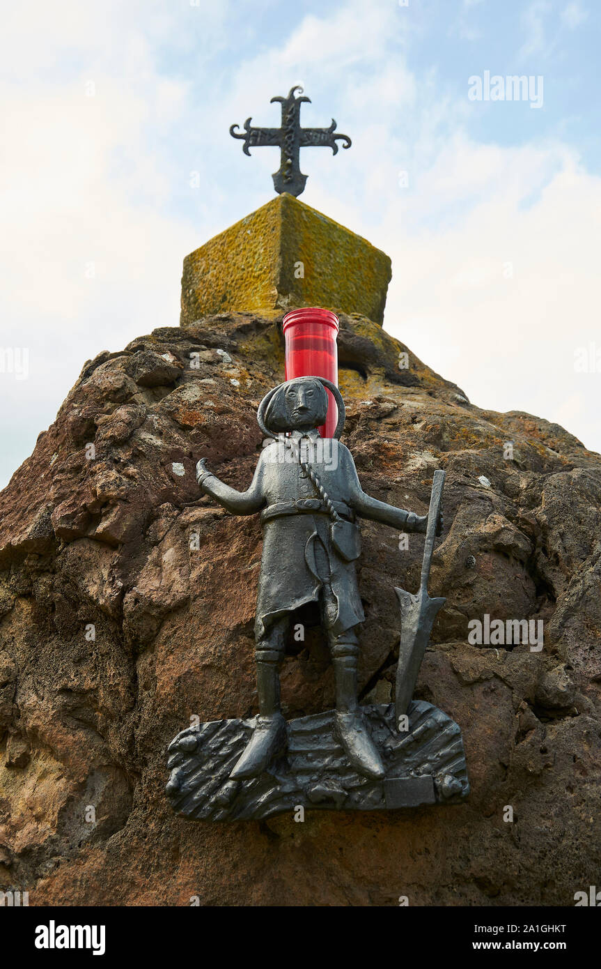 Metal saint figure avec croix catholique sur monolithe sur la Zone Volcanique de la Garrotxa (Parc Naturel, La Garrocha Santa Pau, Gérone, Espagne) Banque D'Images