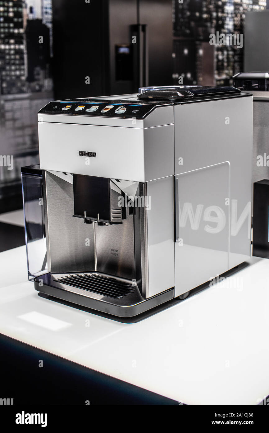 Berlin, Allemagne, nov 2019 Siemens Machine à café tasse de haricots Ligne EQ, Siemens Pavillon des expositions showroom, Innovations globales montrent CDI 2019 Banque D'Images
