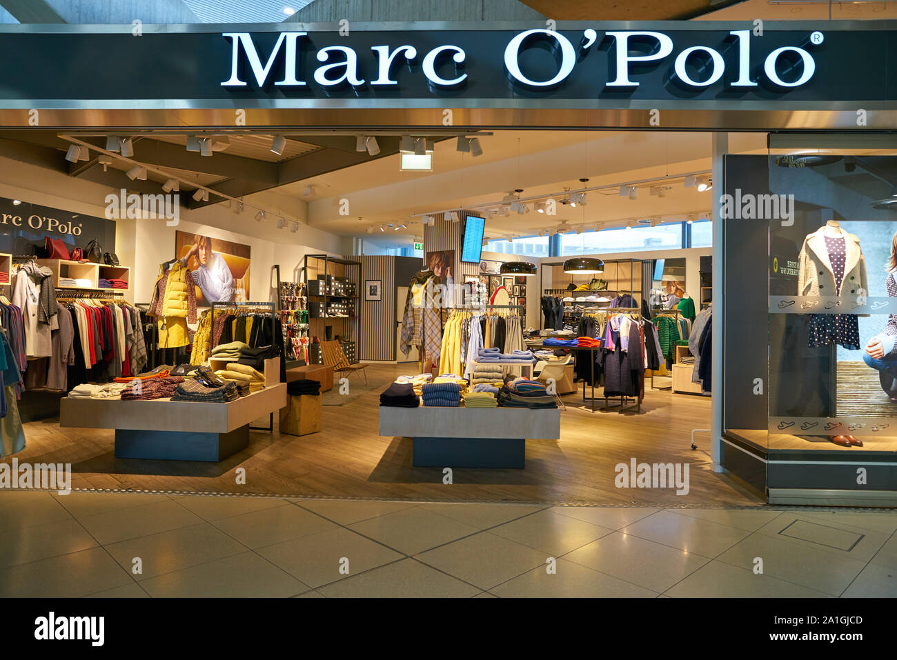 COLOGNE, ALLEMAGNE - circa 2018, octobre : Marc O'Polo nom de marque au  cours d'une entrée dans la boutique de l'aéroport de Cologne Bonn Photo  Stock - Alamy
