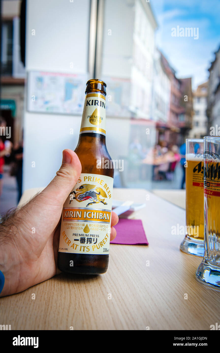 Tokyo, Japon - Jul 22, 2017 : Man hand holding Kirin traditionnelle en bouteille la bière sur la table près de la fenêtre d'un café japonais Banque D'Images