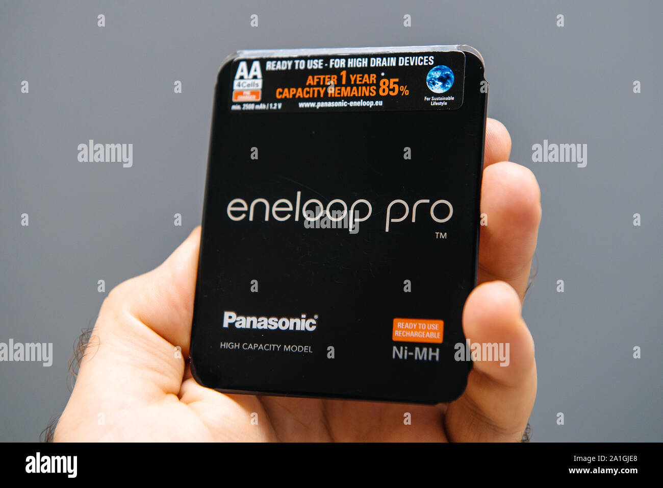 Paris, France - Sep 13, 2019 : Man hand holding Eneloop Pro Panasonic moderne haute capacité batteries Ni-MH Banque D'Images