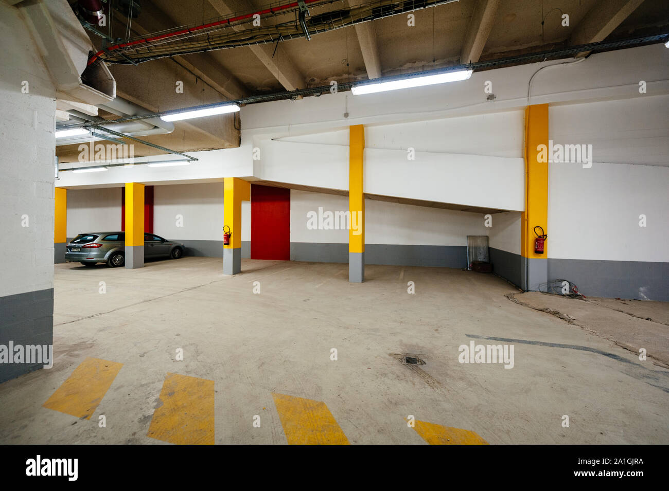 Paris, France - Jul 14, 2011 : grand angle de visualisation du Français parking souterrain dans le centre de Paris avec vue côté parc gris Opel Banque D'Images