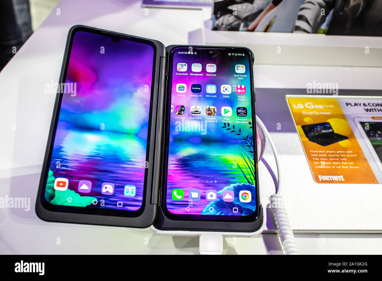 Berlin, Allemagne, Sep 2019, LG G8X Double écran ThinQ sur l'écran du smartphone LG, pavillon d'exposition d'exposition, d'Innovations globales montrent CDI 2019 Banque D'Images