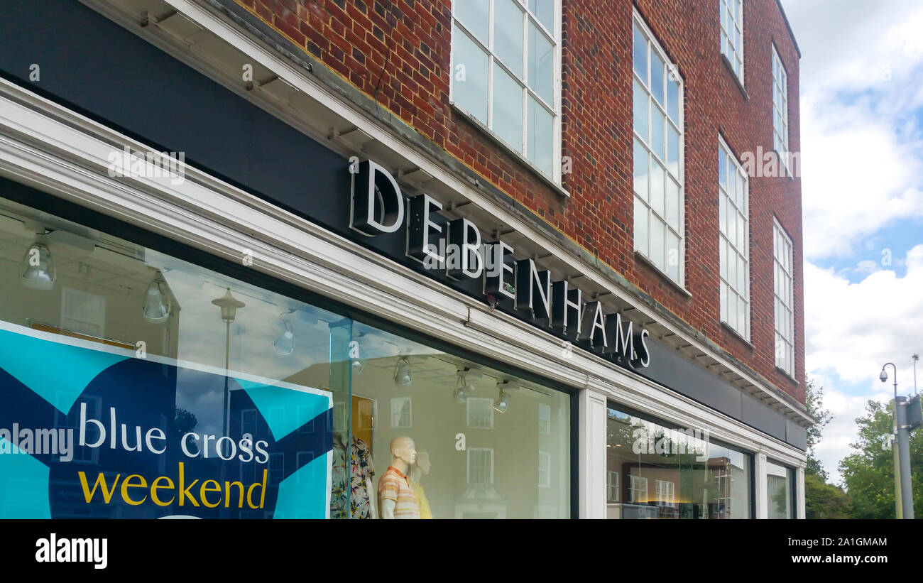 WELWYN GARDEN CITY, ROYAUME UNI - 26 septembre 2019 : Debenhame garage magasin montrant le logo dans le centre-ville de Welwyn Garden City Banque D'Images