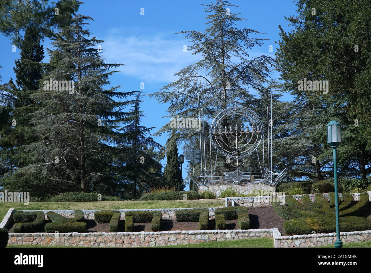Jérusalem - Janvier 2017 : Entrée de la Mont Herzl cimetière national, avec le nom en toutes lettres dans les buissons et une menorah de Hanoucca. Banque D'Images