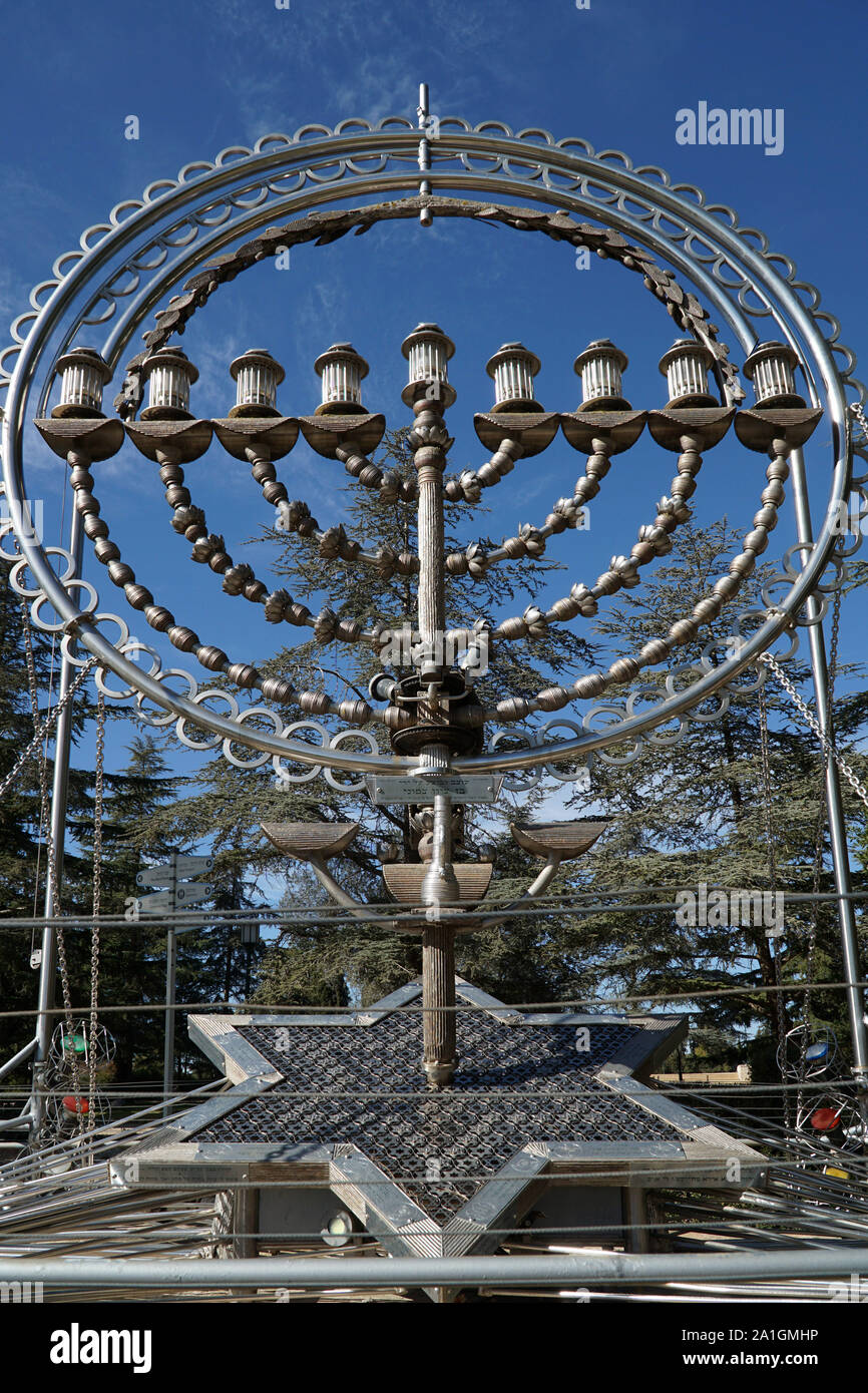 Jérusalem - Janvier 2017 : Entrée de la Mont Herzl national cemetery, avec une menorah de Hanoucca. Banque D'Images