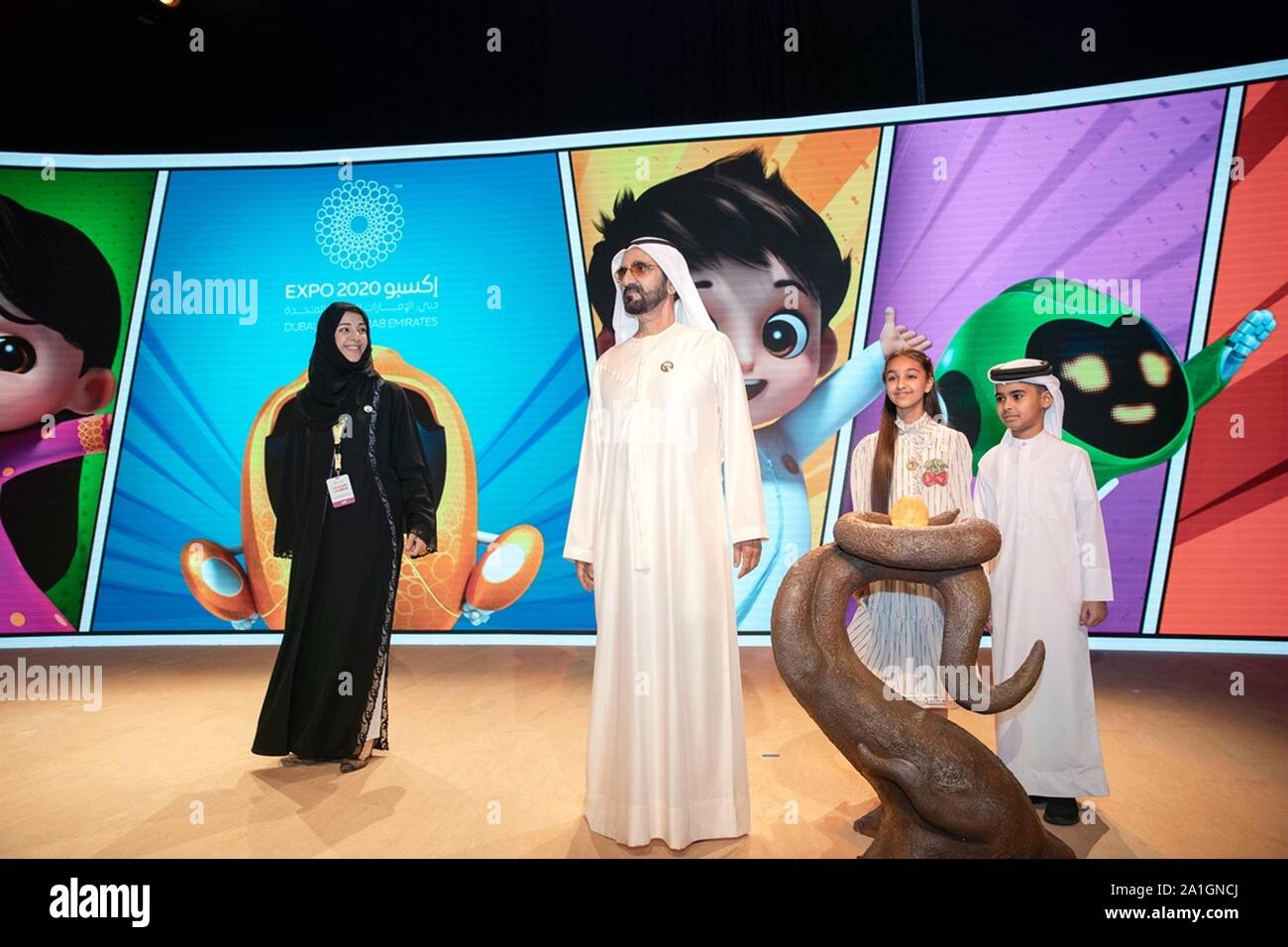 (190926) -- Dubai, le 26 septembre 2019 (Xinhua) -- les gens assister à l'Expo 2020 mascottes de Dubaï à Dubaï, la cérémonie de lancement des Émirats arabes unis, le 26 septembre, 2019. L'Expo 2020 Dubaï le jeudi a dévoilé ses mascottes, qui comprennent un arbre magique ghaf, deux et trois enfants Emirati intrépide robot utile des tuteurs. (WAM/document via Xinhua) Banque D'Images