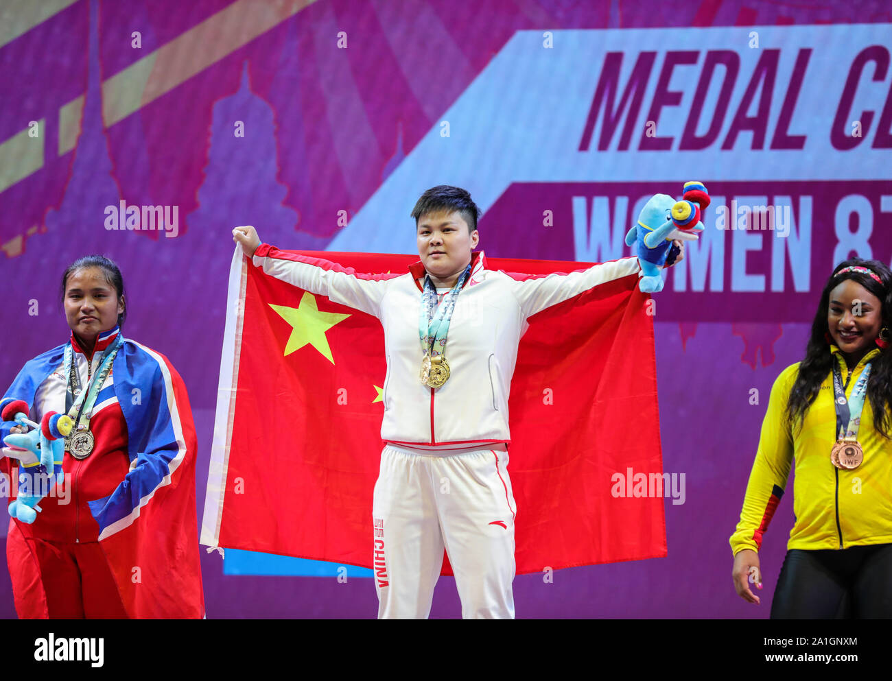 Pattaya, Thaïlande. 26 Sep, 2019. Wang Zhouyu (C) de la Chine, Kim Un-ju (L) de la République populaire démocratique de Corée et Tamara Yajaira Salazar Arce d'assister à la cérémonie de la victoire de l'Equateur après l'haltérophilie 87kg à l'événement aux Championnats du monde d'haltérophilie 2019 tenue à Pattaya, Thaïlande, le 26 septembre 2019. Credit : Zhang Keren/Xinhua/Alamy Live News Banque D'Images