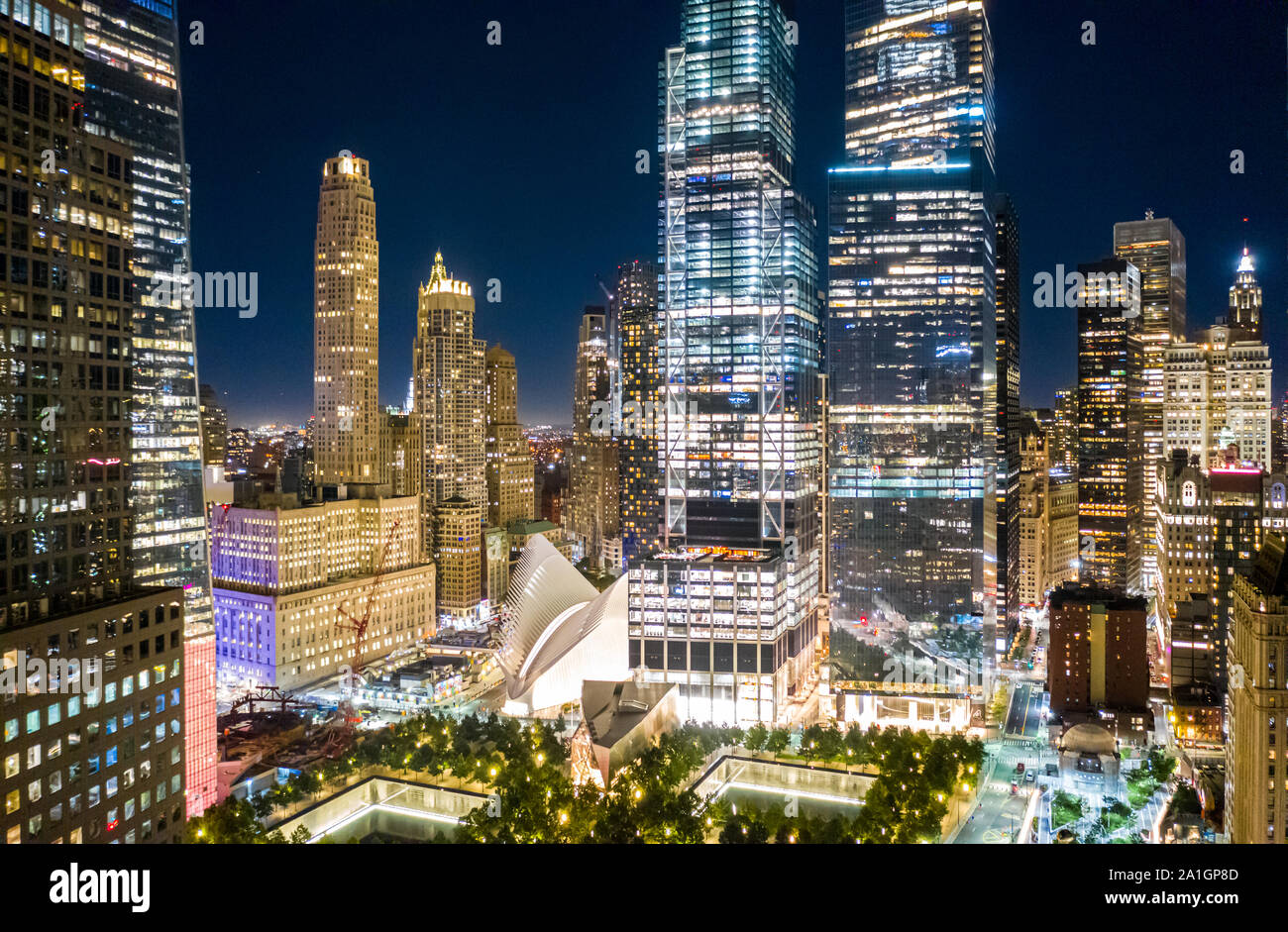 Drone aérien vue sur New York skyscrapers at night Banque D'Images