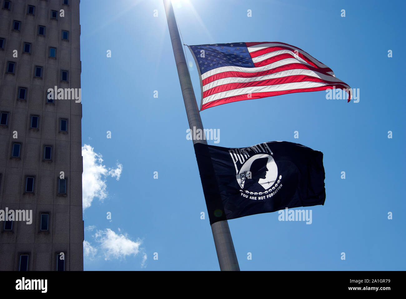 Drapeaux américains et POW/MIA élevés dans le centre-ville de Miami sur Flagler Street en reconnaissance de la journée POW (20 septembre) Banque D'Images