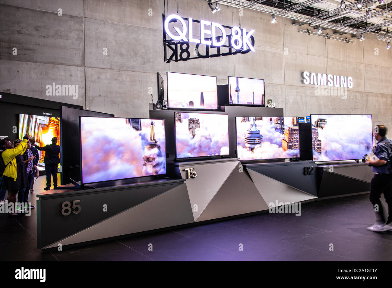 Berlin, Allemagne, Sep 2019, QLED Samsung Smart TV HDR 8K sur l'affichage,  d'exposition, showroom Samsung stand au salon IFA 2019 Innovations  mondiales Photo Stock - Alamy