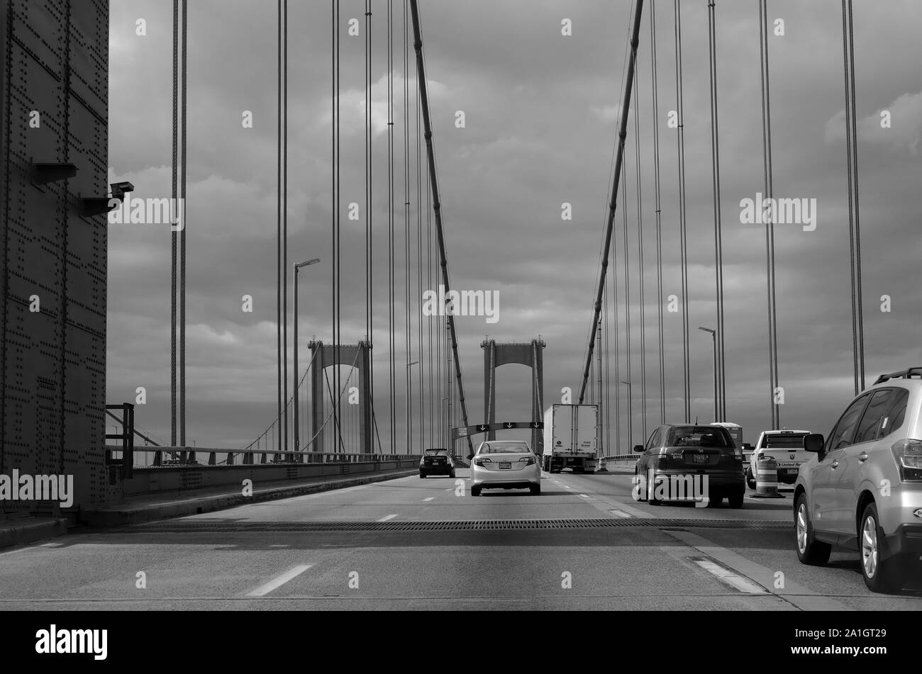 La mi-journée sur le Delaware Memorial Bridge, centre lane. Banque D'Images