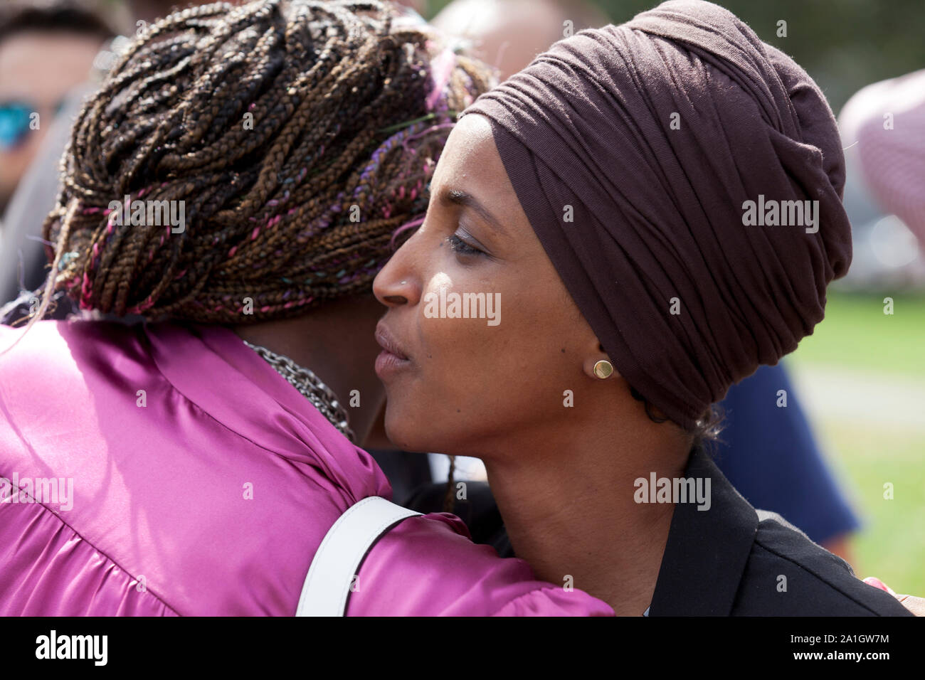 26 septembre 2019, Washington, DC: ILHAN Omar (D-MN), Barbara Lee (D-CA), membre du Congrès américain Al Green (D-TX), s'exprime lors d'un rassemblement "destituer Trump" organisé par les Démocrates progressistes d'Amérique, devant le Capitole des États-Unis. Photo : le représentant Ilhan Omar (D-MN) rencontre des partisans. Banque D'Images