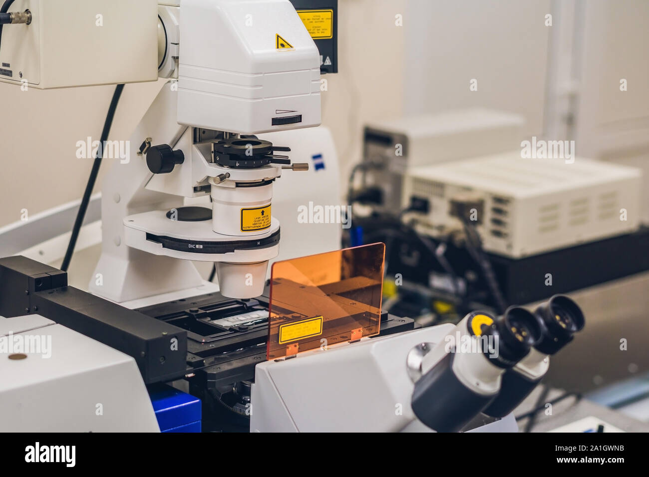 Microscope confocal dans un laboratoire scientifique. Étude d'échantillons biologiques Banque D'Images